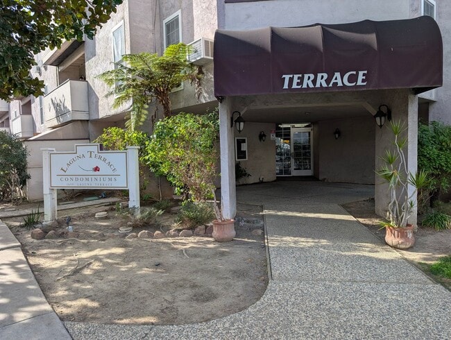 Building Photo - 2nd Floor Condo Available Now - Great Location!