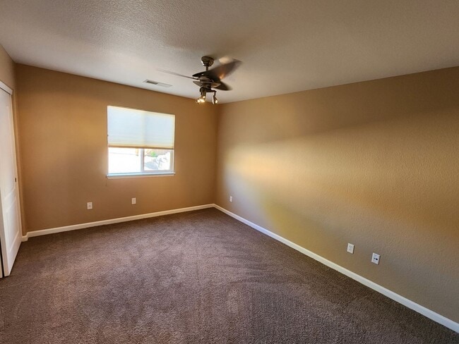 Building Photo - 4 Bedroom Home with 3 Car Garage in Dayton-Riverpark