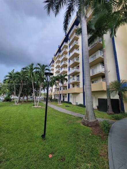 Building Photo - 4550 NW 9th St