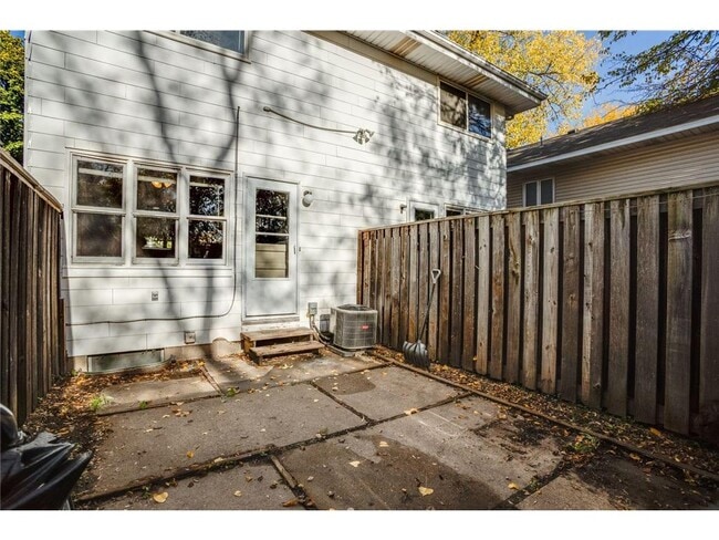 Building Photo - 821 Weeks Ave SE