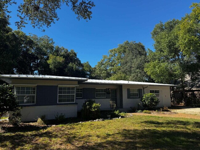 Primary Photo - 32 Bay Dr SE