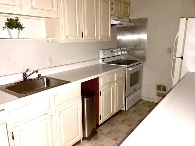 Building Photo - 900 24th St NW