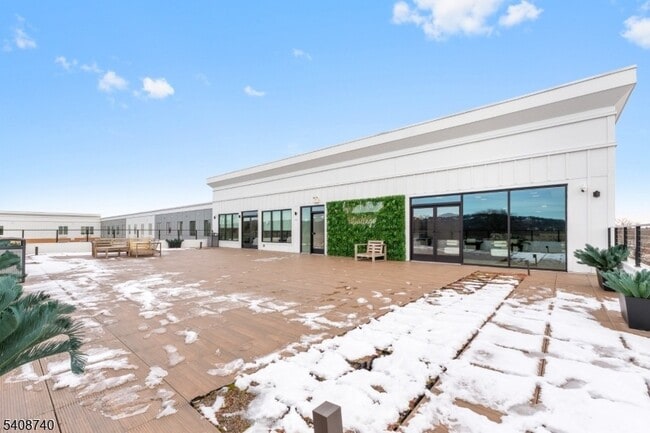 Building Photo - 321 E 3rd St