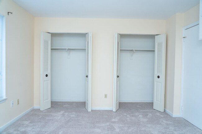 Building Photo - 1054 Cheshire Ct