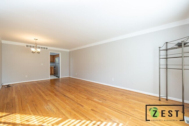 Building Photo - Beautiful 2 Bed 1.5 Bath Townhome available August 15th!