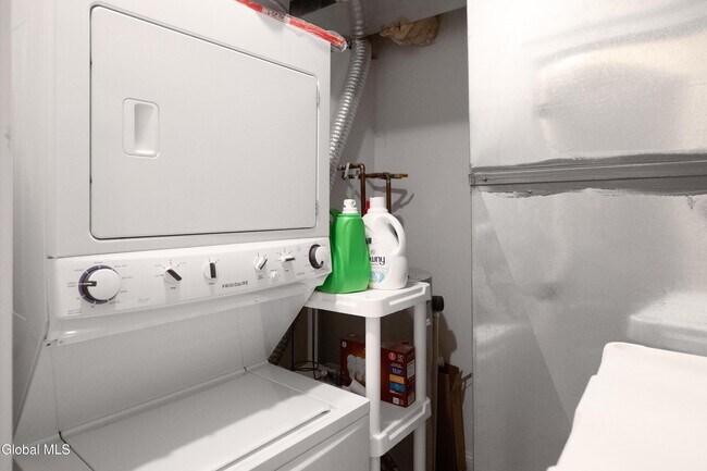 Building Photo - 425 Broadway