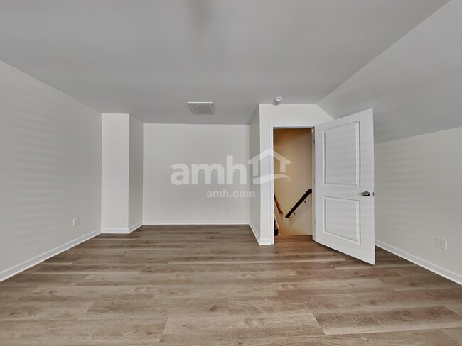 Building Photo - 636 Silver Moss Dr
