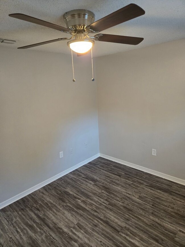 Building Photo - READY TO MOVE IN 2 BD/1 BA DUPLEX
