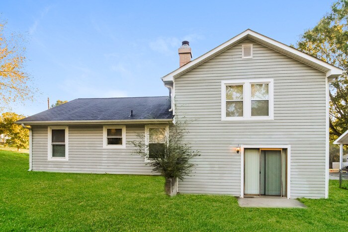 Building Photo - 1733 Overlook Way SW