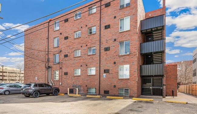 Building Photo - Cool 1 bedroom Condo in Uptown Medical Dis...