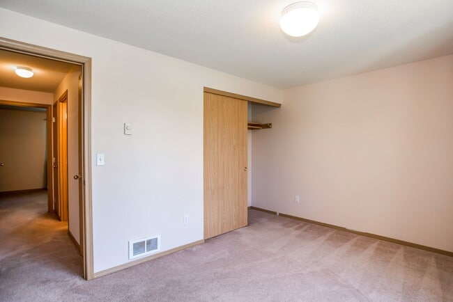 Building Photo - Charming 3-Bedroom Home in Redmond: Spacious Yard & Prime Location!
