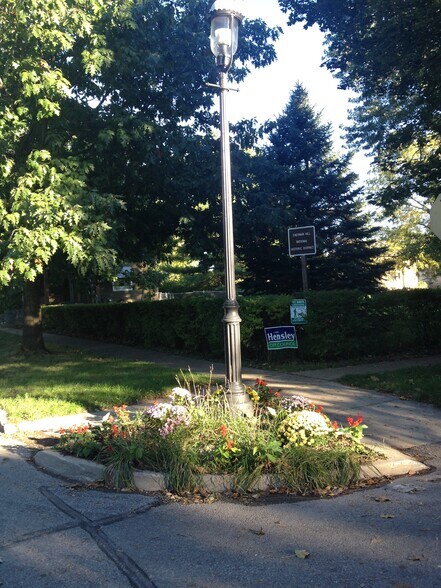 Historic streetlights - 737 18th St