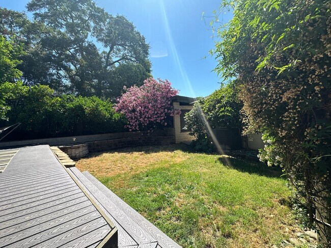Building Photo - Welcome to your dream rental in Auburn!