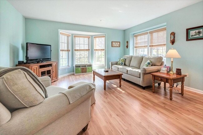 Building Photo - Extremely well maintained END UNIT townhou...