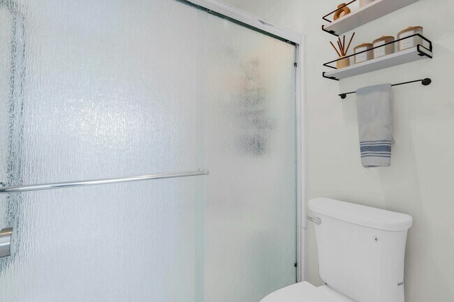 Building Photo - 6924 Hyde Park Dr