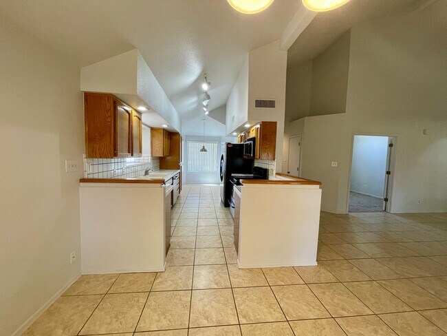 Building Photo - Mesa Del Sol Home