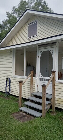Back porch wt w/d hookups - 603 E Thomas St