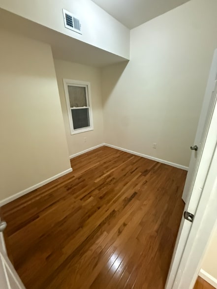 Building Photo - 825 S 15th St