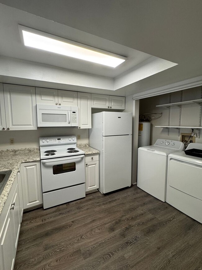Building Photo - Newly Remodeled 2/2 in Pine Shadows Condom...