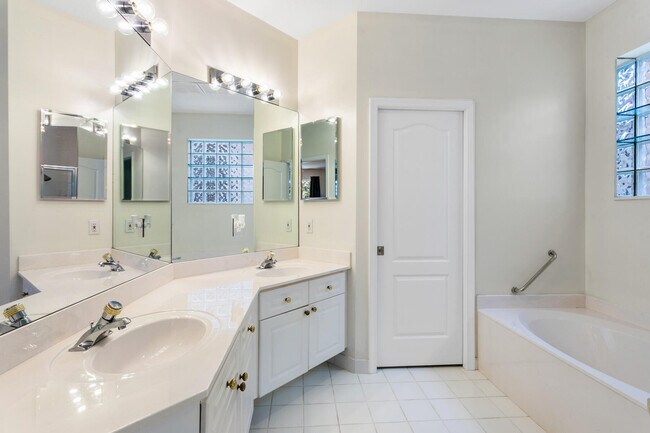 Building Photo - 8232 Heritage Club Dr