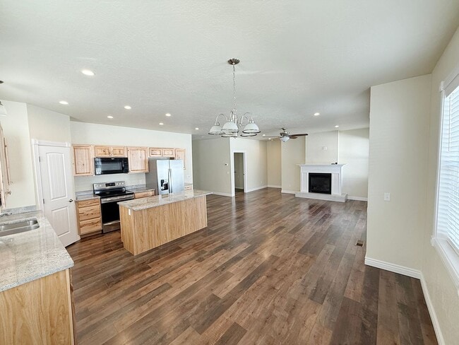 Building Photo - Sigle Family in East Valley