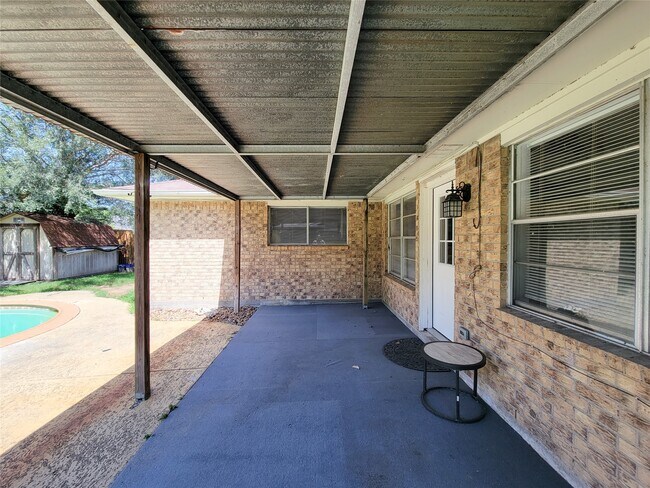 Building Photo - 409 S Travis