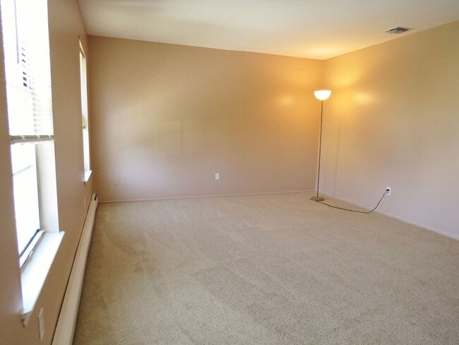 Building Photo - Spacious 3 Bedroom Townhome
