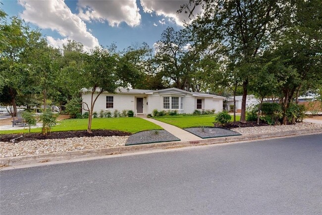 Building Photo - 2801 Perry Ln