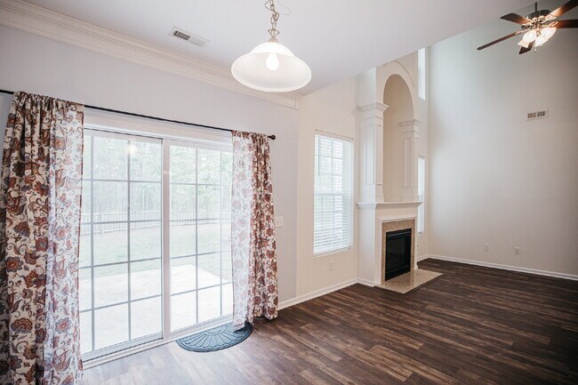 Building Photo - 4 Bed/2.5 Bath/Primary downstairs