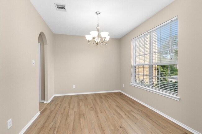 Building Photo - 115 N Hawkhurst Cir