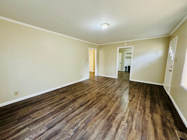 Building Photo - MOVE-IN READY!