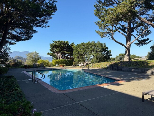 Building Photo - Top Floor Corner Unit Condo With Amazing V...
