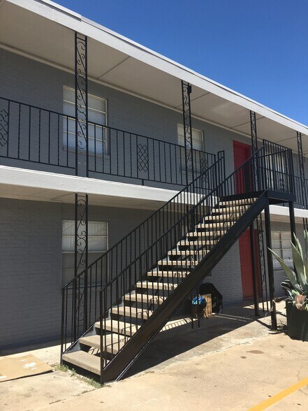 Building Photo - 304 E Carpenter Ave