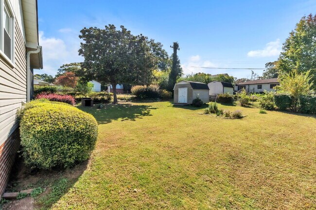 Building Photo - Stylish 3 Bedroom, 2 Bath Ranch with Bright Sunroom and Modern Comforts