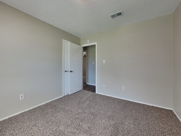 Building Photo - 316 Quail Creek Dr
