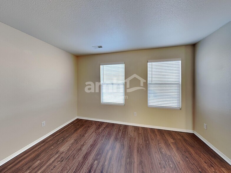 Building Photo - 2136 Summit Way