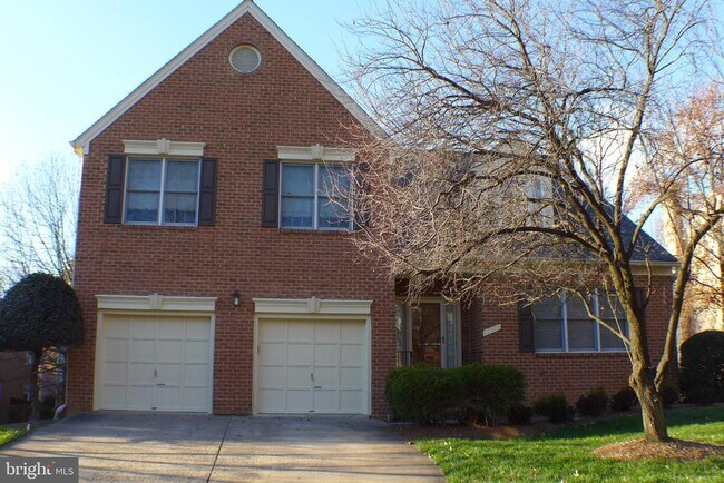 Building Photo - 10008 Manor Pl