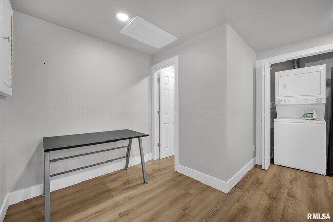Building Photo - 504 N 4th St