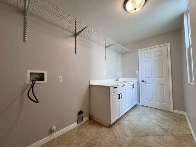 Building Photo - Discover this beautifully upgraded 5 bedro...