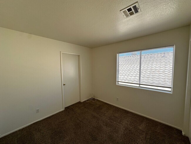 Building Photo - Pool and 4 bedrooms