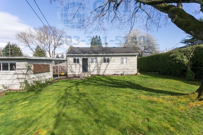 Building Photo - 2 Bedroom Bungalow in Northeast Portland - Huge Backyard!