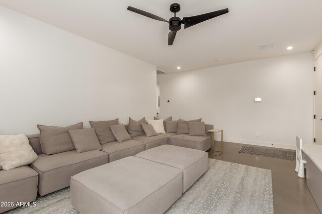 Building Photo - 4905 E White Gates Dr