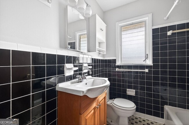 Building Photo - 3178 Pinehill Dr