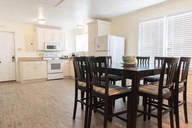 Building Photo - Charming Beach-Front 4bd Home