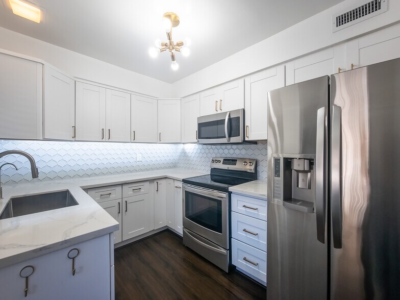 Building Photo - 215 N Kenwood St