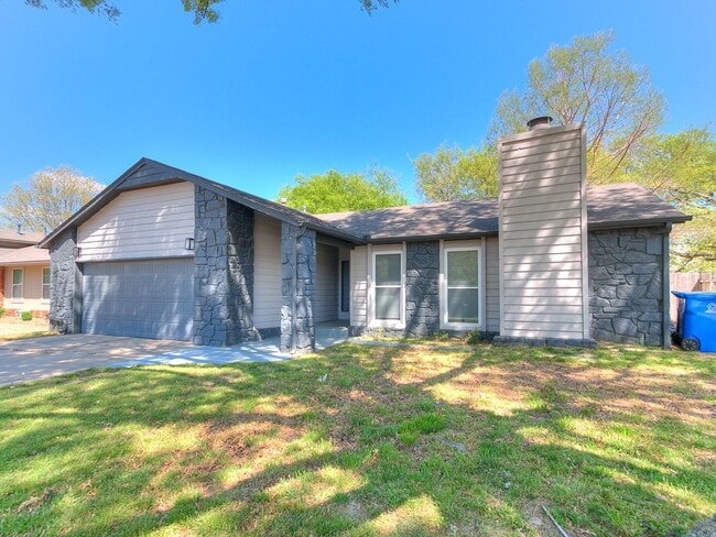 Building Photo - Beautiful 4 bedroom in South Tulsa and Union School District