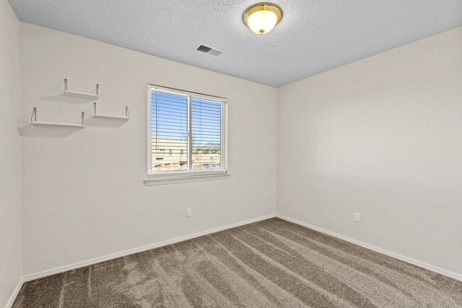 Building Photo - Foot Hills ! 2 bed/2 Bath home boasts beautiful views of the Mountains and the Lights of Albuquer...