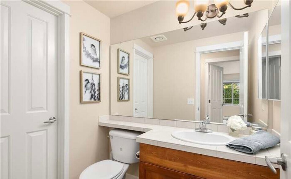 Building Photo - Spacious 2 Bed 1.5 Bath In Old Town Issaquah!