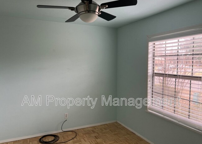Building Photo - 402 Thompson Dr