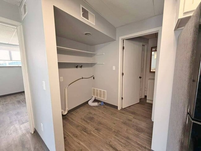 Building Photo - 2254 S Riverside Dr